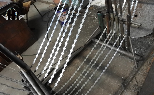 鍍鋅刺繩防護(hù)網(wǎng)在海邊的防腐性能實(shí)驗(yàn) 鍍鋅刺繩防護(hù)網(wǎng)在海邊的防腐性能實(shí)驗(yàn)