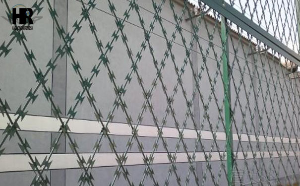 刀片刺繩焊接的帶刺鐵絲網(wǎng)價格如何計(jì)算