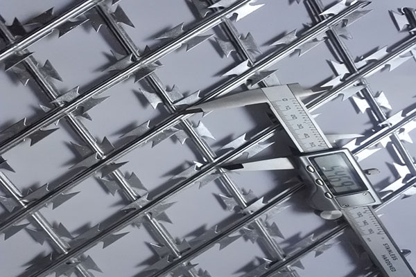 刀片刺網(wǎng)護(hù)欄網(wǎng)常用規(guī)格 刀片刺網(wǎng)護(hù)欄網(wǎng)常用規(guī)格